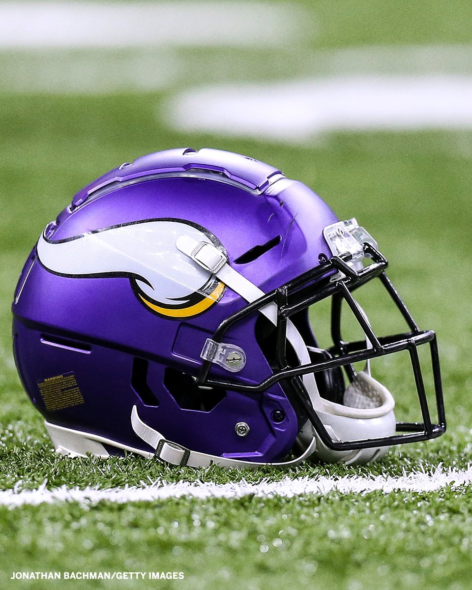 A vaccinated Vikings player was hospitalized Tuesday after he was having trouble breathing because of COVID-19, coach Mike Zimmer said Wednesday. es.pn/3C5cBIr