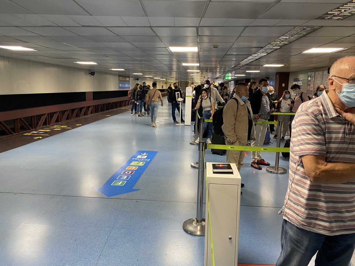 MarcoToniut's tweet photo. Esperando hace una hora en el aeropuerto de Madrid que aparezca alguien del control de seguridad en el cambio de vuelo. Nadie sabe nada, todos del staff se lavan las manos… que vergüenza. https://t.co/Id46hXTbSx