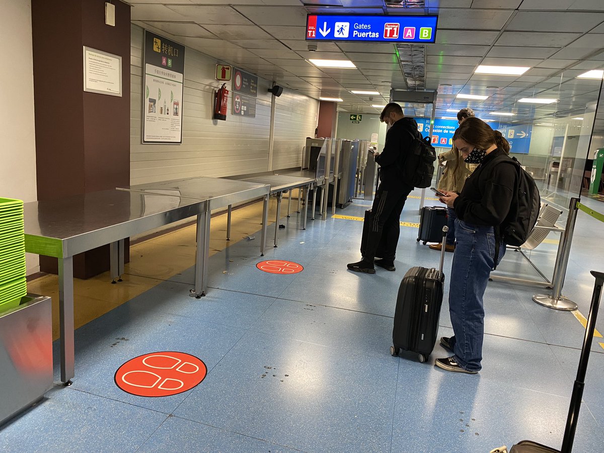 MarcoToniut's tweet photo. Esperando hace una hora en el aeropuerto de Madrid que aparezca alguien del control de seguridad en el cambio de vuelo. Nadie sabe nada, todos del staff se lavan las manos… que vergüenza. https://t.co/Id46hXTbSx