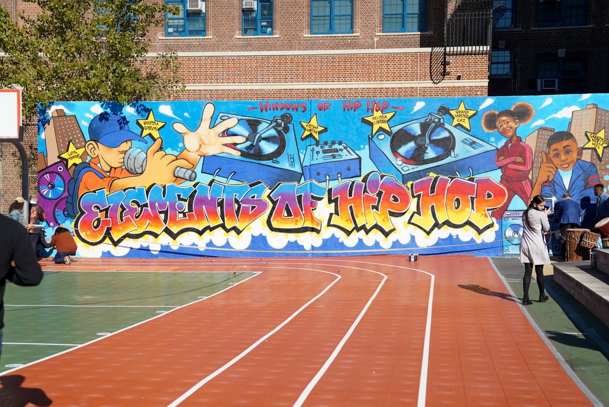 DOEChancellor's tweet photo. Thrilled to be visiting Community School 55 #inTheBronx today to celebrate their new mural!
The arts allow our young ones to channel their inner creativity and create masterpieces like this mural that they can truly be proud of. 👇🏿 https://t.co/iosr4kwCpC