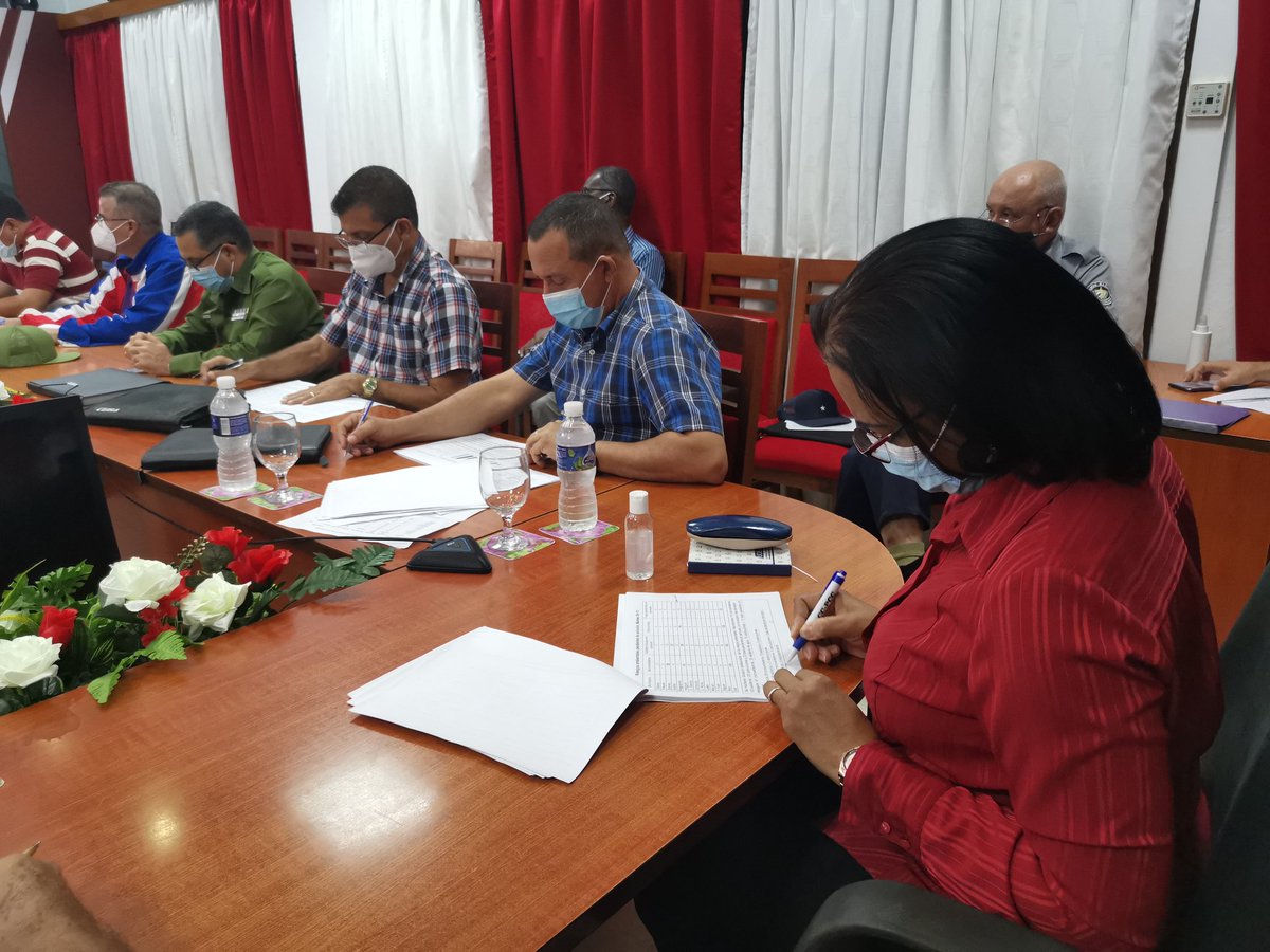 Con la #ViceprimeraMinistra Inés Maria Chapman y las máximas autoridades del Partido y el Gobierno de la provincia #Holguin, participamos en la reunión del Grupo Temporal de Trabajo de Enfrentamiento a la #COVID19 #SomosContinuidad #INRHCuba #PonleCorazonACuba 🇨🇺