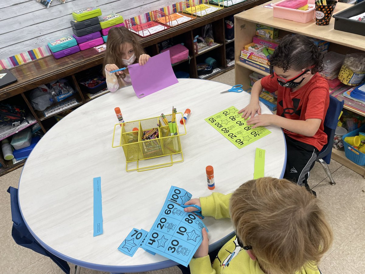 MsKallertEDU's tweet image. Today was the 40th day of school! Do you know what that means?! Zero the hero is back with another fun math activity! Today we counted to 100 by 10s! 💫💫 #zerothehero #weelovemath @WeehawkenTSD @McginleyIsabel