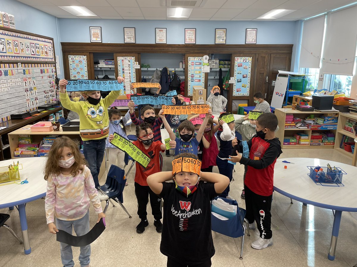 MsKallertEDU's tweet image. Today was the 40th day of school! Do you know what that means?! Zero the hero is back with another fun math activity! Today we counted to 100 by 10s! 💫💫 #zerothehero #weelovemath @WeehawkenTSD @McginleyIsabel