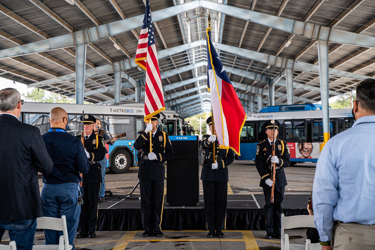CapMetroATX's tweet photo. This afternoon we honored the #veterans who are part of our #CapMetroFamily💙. Thank you for your service & bravery.
Special thanks to the @Austin_Police Honor Guard and #MetroMusic artist, Terri Joyce, for helping make this ceremony special. https://t.co/Rb4yIkcPJw