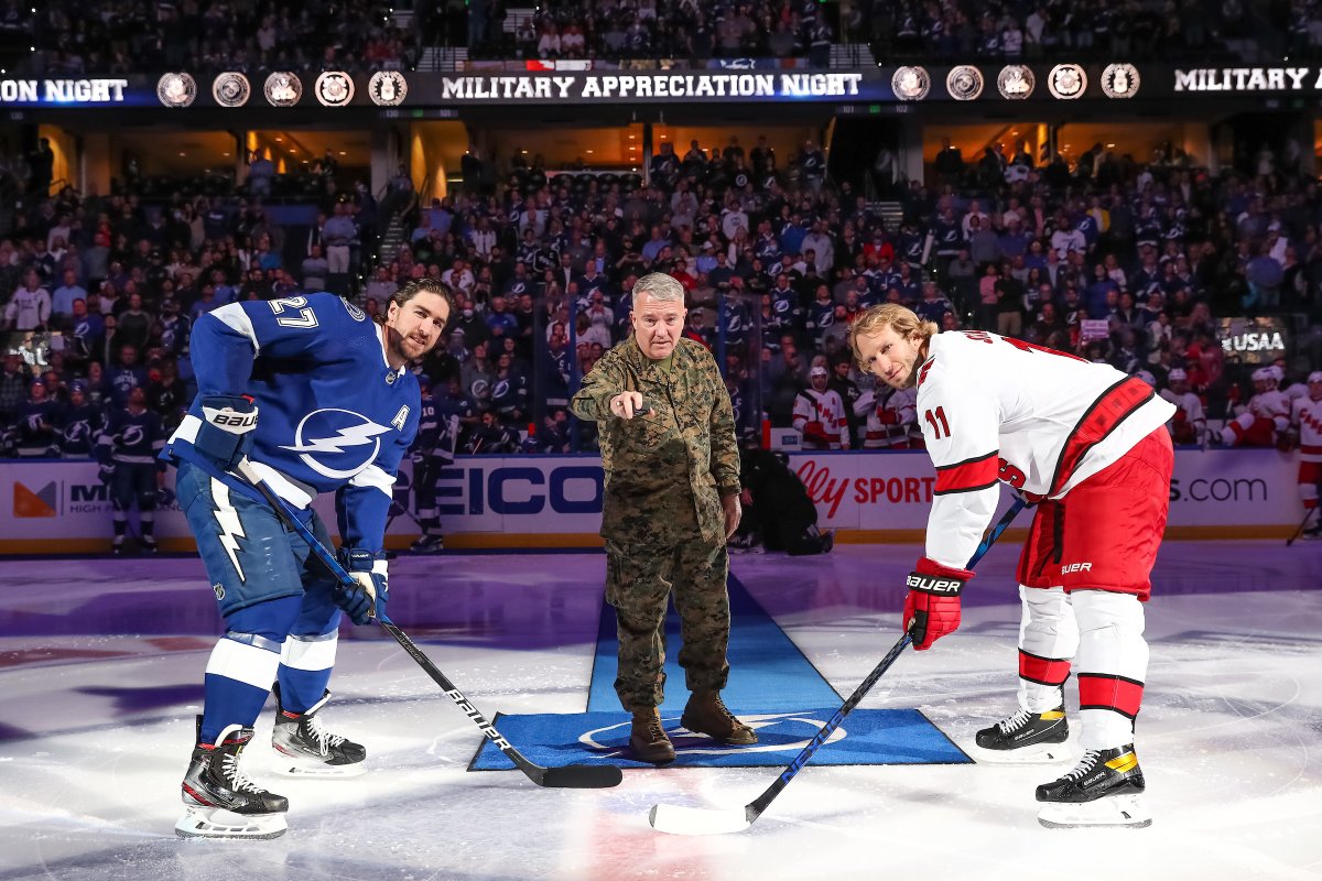 CENTCOM's tweet image. Gen. Frank McKenzie #CENTCOMCDR dropped the ceremonial first puck, read the oath of enlistment to new Marines, and met with local veterans during Military Appreciation Night at Amalie Arena last night. Thank you @TBLightning ⚡️ #VeteransDay