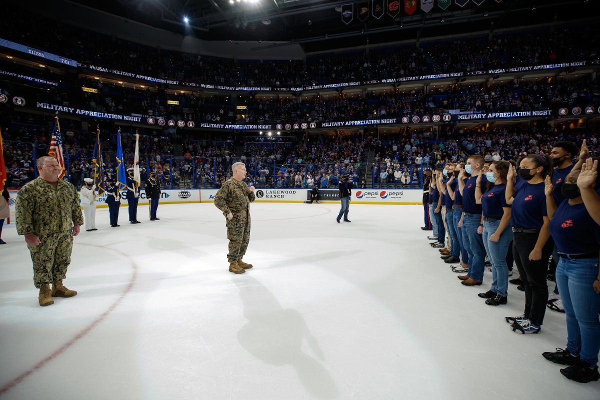 CENTCOM's tweet image. Gen. Frank McKenzie #CENTCOMCDR dropped the ceremonial first puck, read the oath of enlistment to new Marines, and met with local veterans during Military Appreciation Night at Amalie Arena last night. Thank you @TBLightning ⚡️ #VeteransDay
