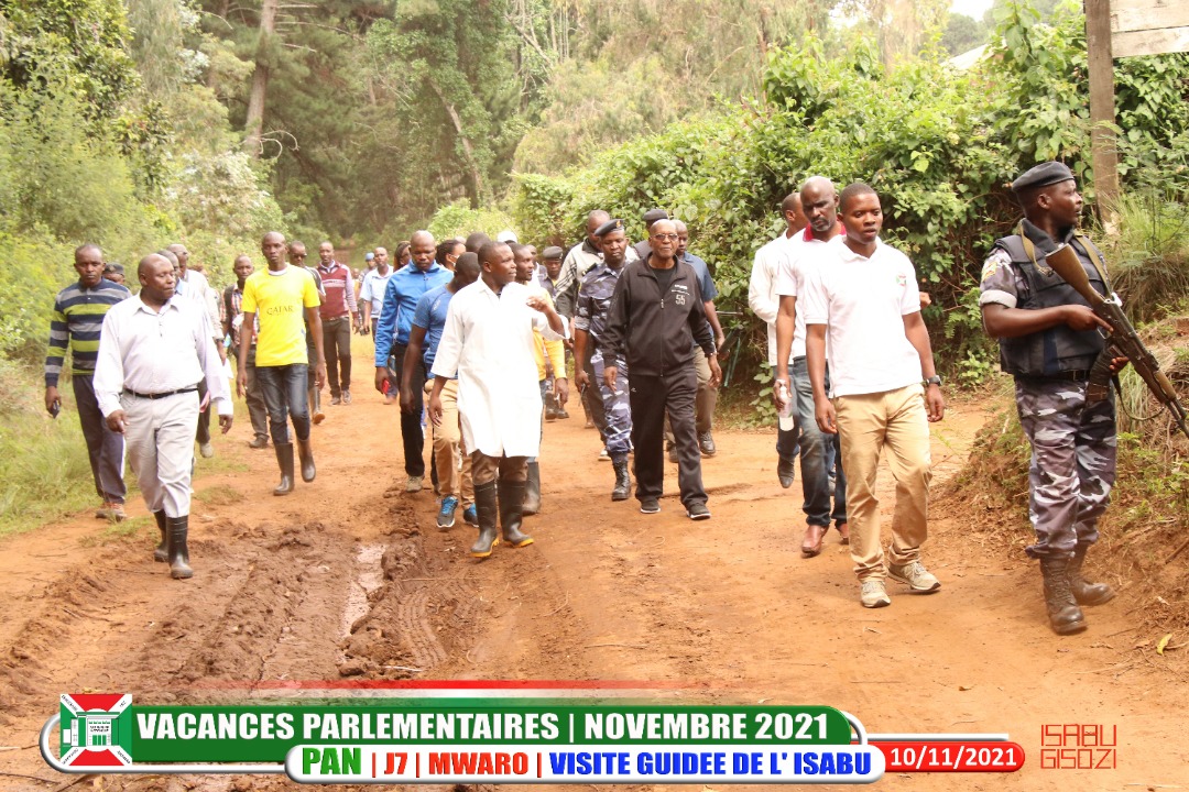 1/n #ParliamentaryRecess | Day 7 | Rt. Hon. Gelase Daniel Ndabirabe, Speaker of the National Assembly, made a guided field visit at #lSABU #Gisozi  in @MwaroProvince. The centre of Agronomic Researches of Burundi reaches a unprecedented progress at an unimaginable point.