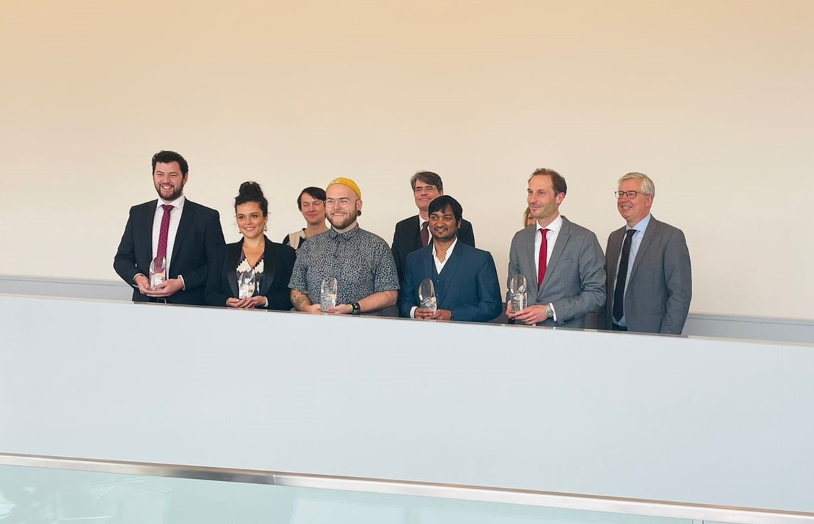 Congratulations to our PostDoc Akash <a href="/AKaithal/">Akash Kaithal</a>, who was honored with the Ernst Haage Prize for his PhD achievements in chemistry <a href="/mpicec_press/">MPI-CEC</a>! 👏🥳🍾

<a href="/WWU_Muenster/">Universität Münster</a> <a href="/WerleLab/">Werlé Lab</a> &amp; LeitnerGroup