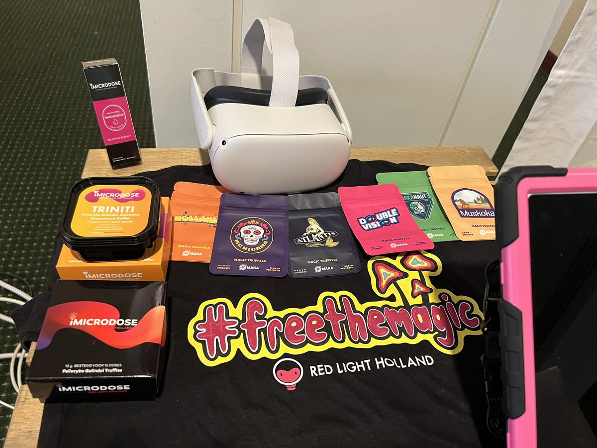 toddmshapiro's tweet photo. Lots of ❤️ for @redlightholland in Miami! It was funny though there was a psychedelic product of the year category which we should have asked #RedLightArmy to nominate us! Considering our social support & the fact we actually have psychedelics in our products - for sure🥇- right? https://t.co/hHhJdXTDvH