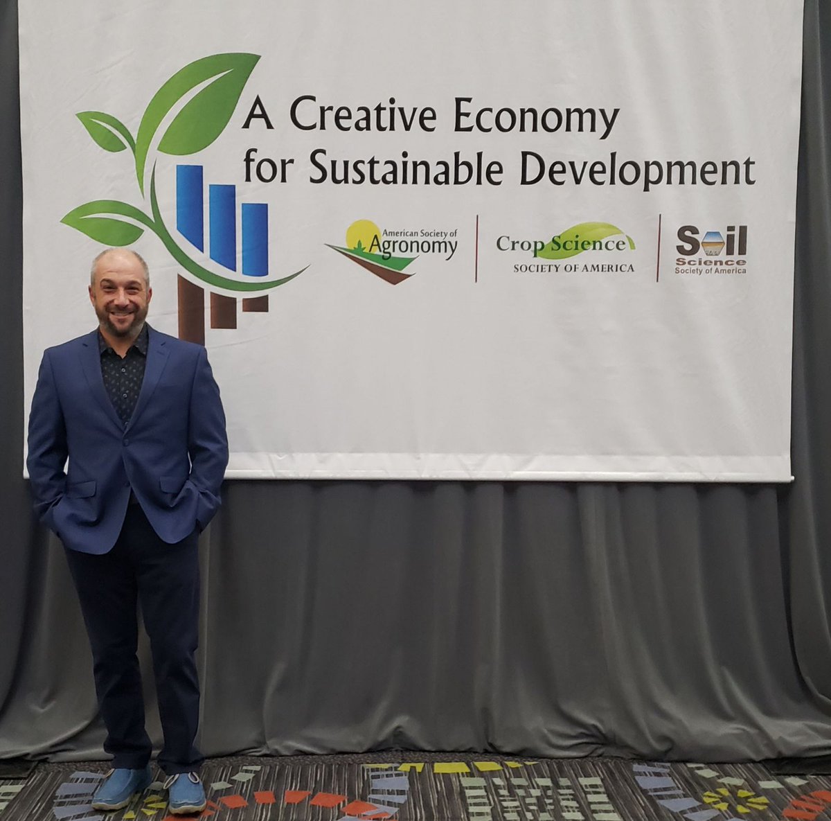 TurPhDude's tweet photo. That's a wrap! Glad to be back @ASA_CSSA_SSSA #ACSmtg
#TurPhDude #LostInTheLawn #ItsAlmostNotFair #Turf #ScottsProVista #Scotts #ProVista #HalftheMow #grass #turfgrass #lawn #lawncarelife #grasslife #stripelife #lawnporn https://t.co/4UsPheTOMF