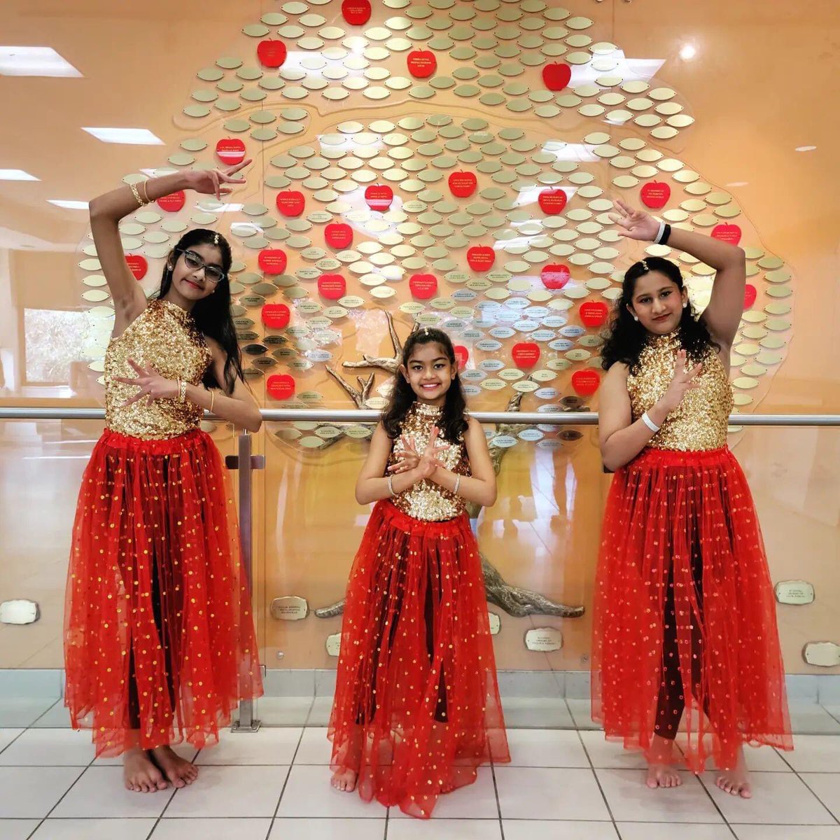 DanceThumak's tweet image. Our students were so happy to be back on stage this Diwali! 
#thumakdance #virtualdanceclasses #kidsclasses #danceacademy #dancestudio #zoomclasses