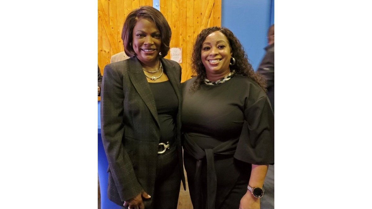 NNA_US's tweet photo. Who was meeting today w/ @RepValDemings regarding the #affordablehousing and comm & econ dev needs of her community? NNA board member and @WealthWatchers CEO, Carrie Davis. TY Congresswoman Demmings!
#NetworkOfExcellence https://t.co/BuTx9XAWXB