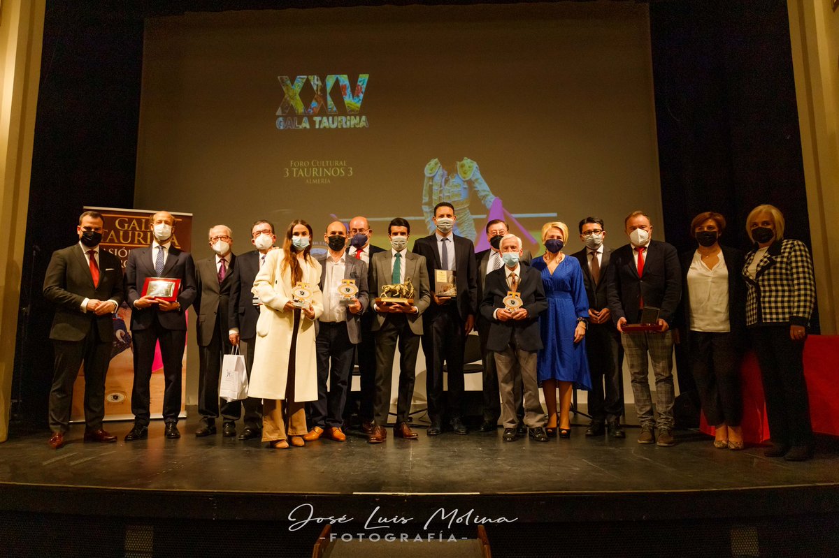 EmiliodeJusto's tweet photo. 🏆 P R E M I O S 🏆

En la tarde de ayer, estuvimos recogiendo el galardón al TRIUNFADOR de la TEMPORADA 2021, reconocido por el 'Foro Cultural 3 Taurinos' en Almería

¡MUCHAS GRACIAS! https://t.co/6Gq4iEfyHb