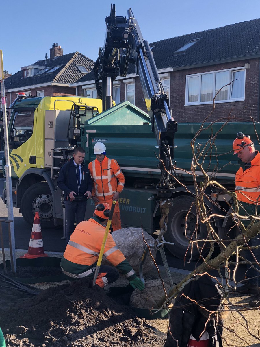 Wethouder <a href="/JurgenvanHoudt/">Jurgen van Houdt</a> heeft met de <a href="/DuraVermeer/">Dura Vermeer</a> #elektrische <a href="/VolvoTrucksNL/">VolvoTrucksNederland</a> knijperwagen en de handkracht van leerlingen groep 8 van De Spinnerij diverse bomen geplant rondom de Elferinksweg op het #bouwteamproject #Stadsbeek in <a href="/Gem_Enschede/">Gemeente Enschede</a> #indoenverbinden #ingroenvooruit