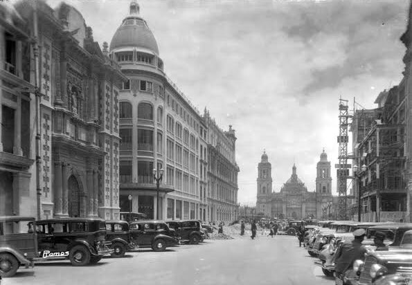 Vista de la catedral desde la avenida 20 de Noviembre. #fotografía de Manuel Ramos. En nombre de la modernización y el ordenamiento urbano desapareció el portal de las Flores y el antiguo callejón de San Bernardo para dar paso a esta avenida. #CDMX