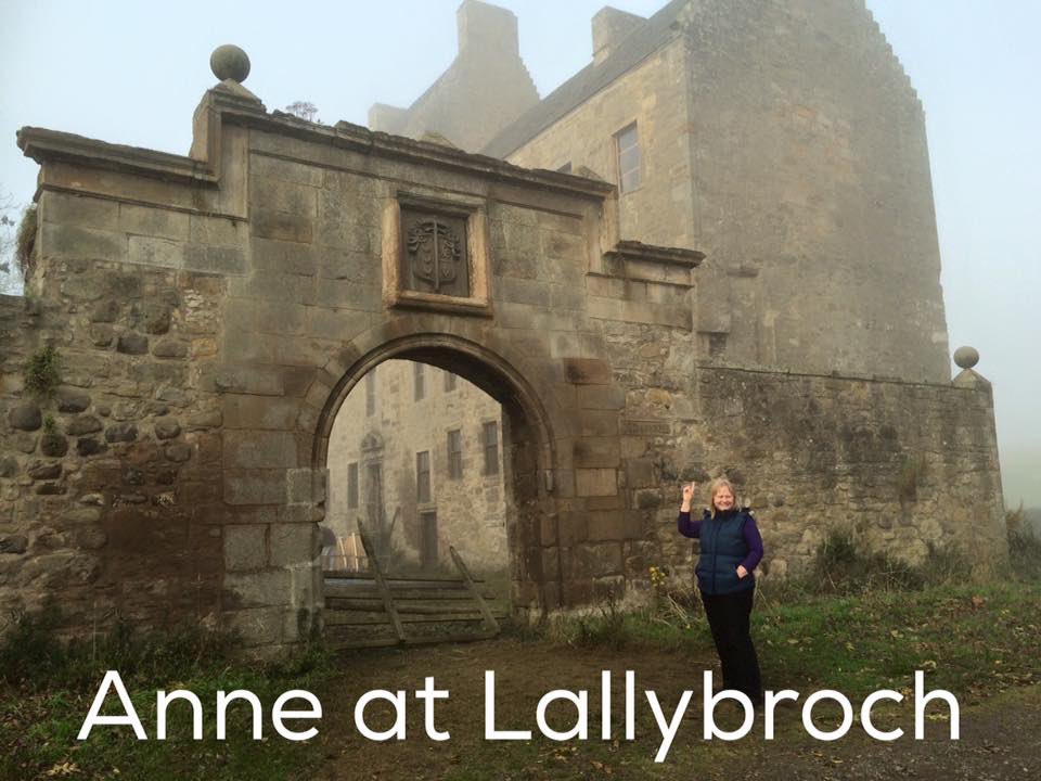 AsixroboDAO_OG's tweet photo. Love this photo of #Lallybroch from a number of years ago. It looks even more special when the crest is in place. 

If you are considering an #Outlander tour in 2022, we have a selection of tours for you to choose from. #OutlanderTour #Scotland2022 https://t.co/hmXAV1O5cp