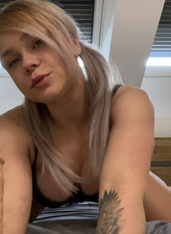 Tieferistbesser's tweet photo. Ich habe ein neuen D*ldo bekommen und werde mich daran ausprobieren… für mich ist er sehr groß und meine P*ssy ist so klein und eng. => https://t.co/1kEMD8QkyH https://t.co/zkOAiPzplk