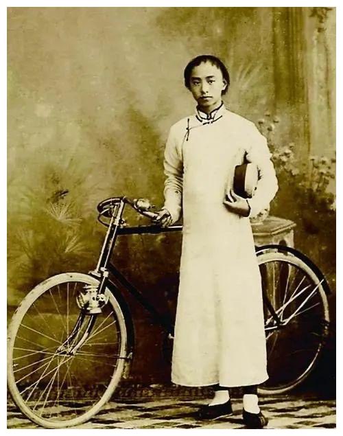 张润娥
张衡山是清末上海名医，人称张瞎子，看相算命更是一绝，家境富裕，独女润娥，视若明珠。
相友子顾维钧，预其大成，遂与订亲，豪金助顾留美。

小顾果然不凡，不料被权贵看中。退婚不允，唐绍仪派兵，终解婚约。

润娥愤然削发，入陆家嘴观音堂清贫为尼。二十年后维钧送五万大洋，师太泰然退还。