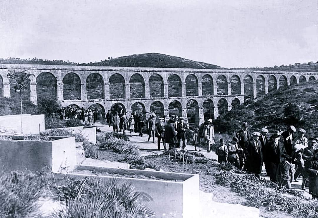 premsahistoria's tweet photo. 1920. Molta afluència de gent al Pont del Diable o Aqüeducte de les Ferreres de Tarragona, desconec el motiu.
Foto : Bert i Claret. https://t.co/UWdussUt7k