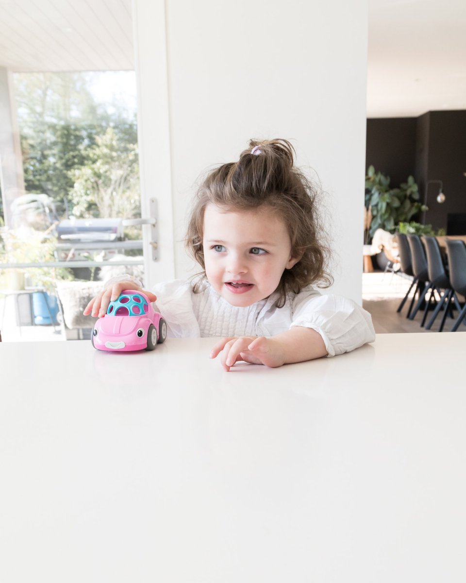 ¿Tu niñ@ también tiene un juguete favorito? 
Nuestro coche sonajero es uno de los favoritos de muchos peques.  ¡Es un placer para todos los sentidos de su bebé! 
Se coge fácilmente y al agitarlo hace un sonido divertido. ¿Lo conocías?

#nuby #nûby #everystepoftheway #toys #toy #