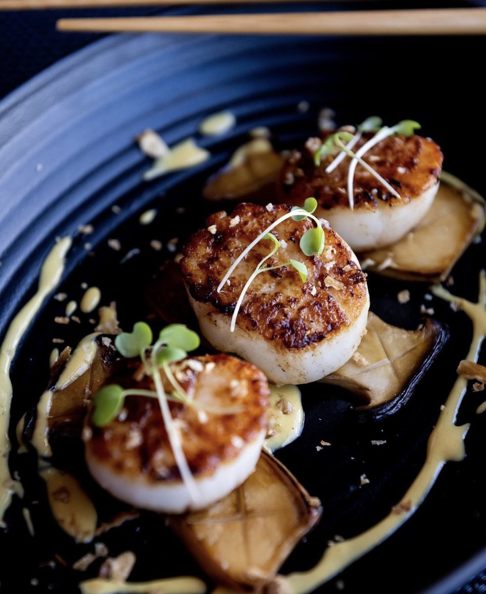 Good things come to those who bait. Like this beautiful scallop dish with with uni cream and king trumpet mushrooms. Beautifully done @chefmickaelmarchand.