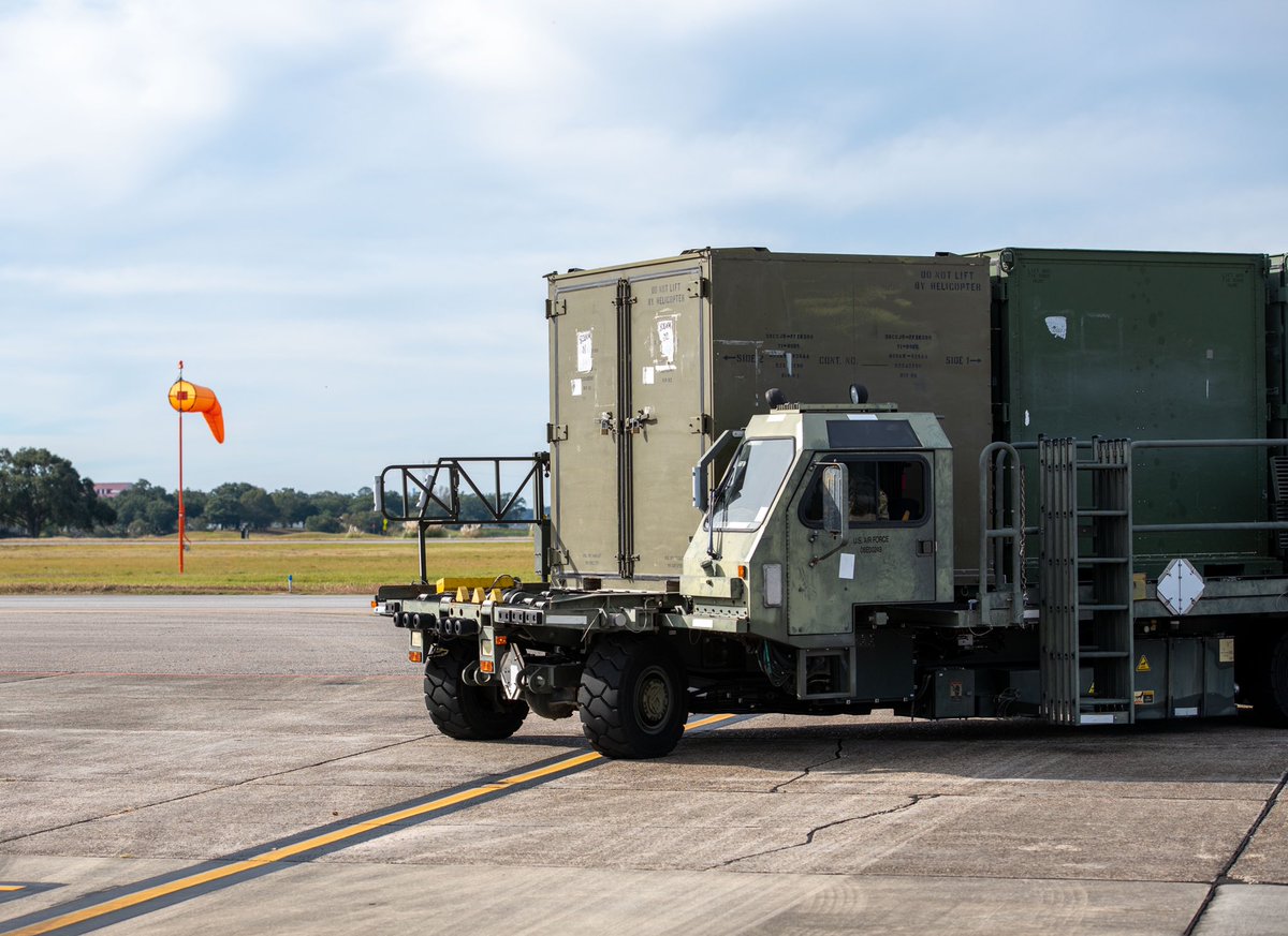 403rdWing's tweet photo. Which do you prefer: packing or unpacking? 📦
Our #PortDawgs make both pretty easy. Welcome home to the 815th AS Flying Jennies and the rest of the #WingofChoice members who have been overseas supporting #CastleForge 🏰 for the past month.
#ReserveReady #ReserveResilient https://t.co/Hfx7sIPMMM