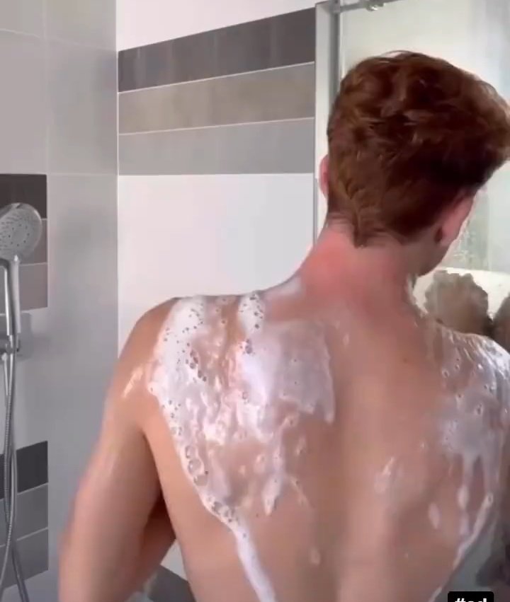 OtHot9's tweet photo. Soy el único que se ha fijado en el espejo? Es Raoul 😍🤤 https://t.co/vNiC7iHaFT