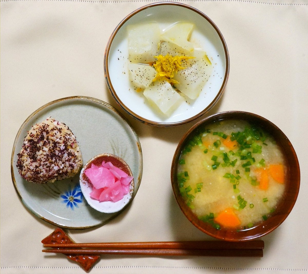 kiyui0's tweet photo. おにぎりとお味噌汁セット◎
今朝は時間がないのであるものご飯です。今日は仕事で少し出かけるので、外で話しながら食べられるおにぎりと小豆茶を用意して、行ってきます🍙
#Twitter家庭料理部 
#おうちごはん https://t.co/1FhD15Srq2
