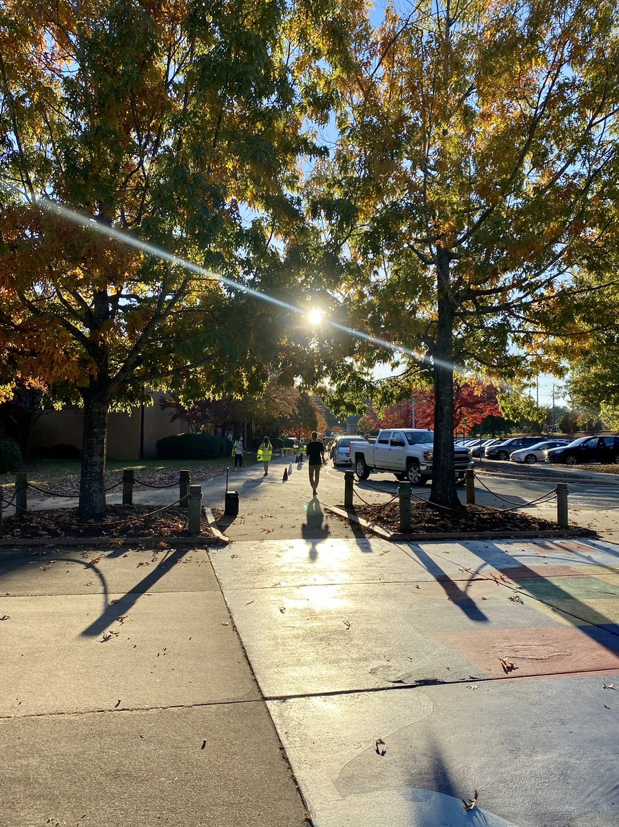 OliveChapelElem's tweet photo. Sending our students off to a four-day weekend on a spectacular fall afternoon! #afternoondismissal #fallsunshine #longweekend https://t.co/gSWbD80zg1