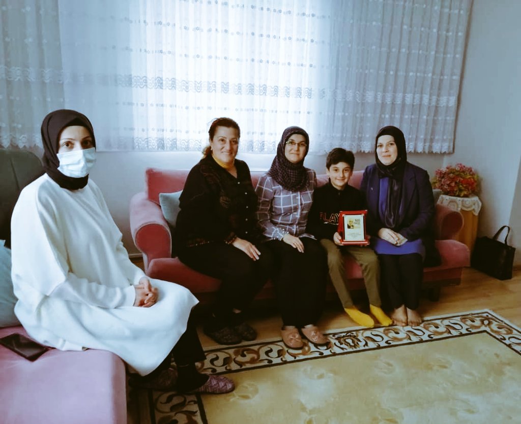 birlikkadinkop's tweet photo. Kooperatifimizin sponsor olduğu Nuri Pakdil anısına düzenlenen pandemik şiir yarışmasında 3.olan Enes Ayaz’a ziyaret gerçekleştirdik.
Kendisinin gelecekte çok güzel işler yapacağından şüphemiz yok yolun açık olsun küçük şair 
@baharayvazoglu 
@akkadintrabzon
@AKKADINGM https://t.co/dR9p52Rewu
