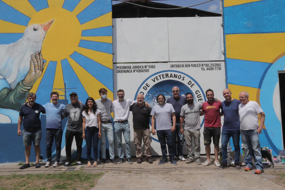 LetiGuerrero021's tweet photo. Con el intendente @LucasGhi y el candidato a senador bonaerense Diego Spina participamos, junto a las autoridades del Centro de Veteranos de Guerra de Morón, de la inauguración en su sede del mural en homenaje a nuestros héroes de Malvinas. 
#Sí a la memoria y nuestra soberanía. https://t.co/oP1puIsrH4