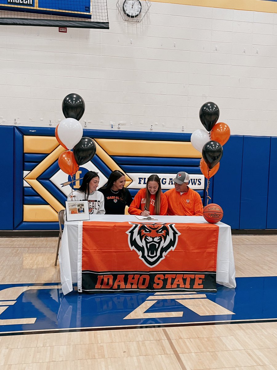 BurksBridee's tweet photo. Great signing day couldn’t be happier to officially be a Bengal! @HeartofaBengal https://t.co/Biw9yhlFGA