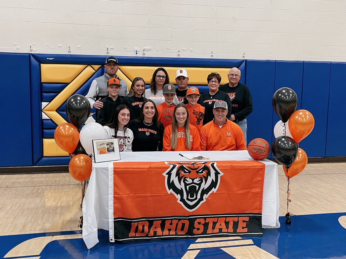 BurksBridee's tweet photo. Great signing day couldn’t be happier to officially be a Bengal! @HeartofaBengal https://t.co/Biw9yhlFGA