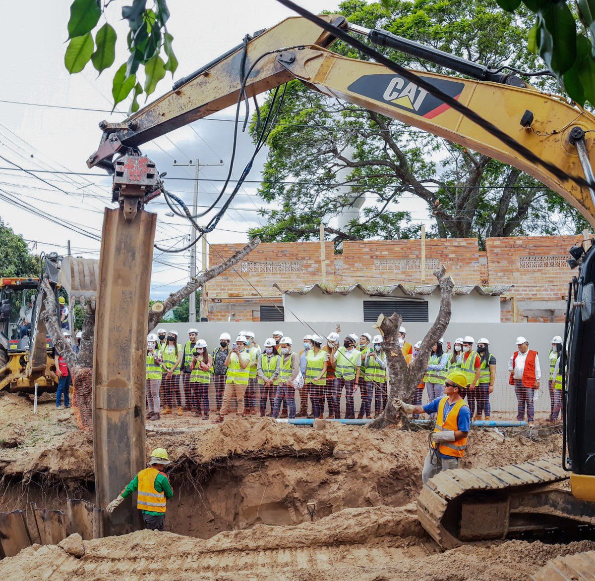Hoy nos visitaron estudiantes de la Asociación Nacional de Estudiantes de Ingenieria Civil en obra. Tuvimos charla y visita técnica a zona de obras. Fomentar la educación y la admiración de los futuros profesionales visitando la DEFENSA COSTERA PILAR <a href="/mopcparaguay/">MOPC Paraguay</a>