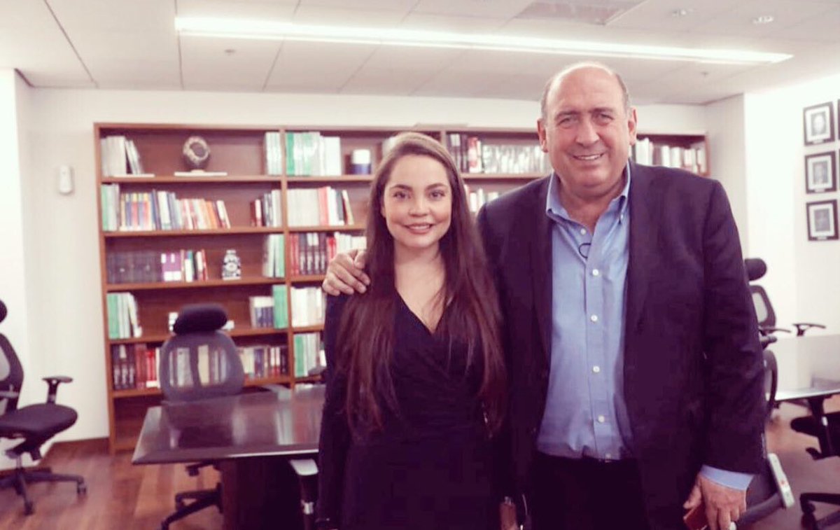 Corintiacruz's tweet photo. Siempre es un gusto saludar a mis amigos de partido el Dip. @rubenmoreiravdz Presidente de la JUCOPO del Congreso Federal y acompañar a la Dip. por #Veracruz @lorenapignon_ . https://t.co/fLJLlLGoac