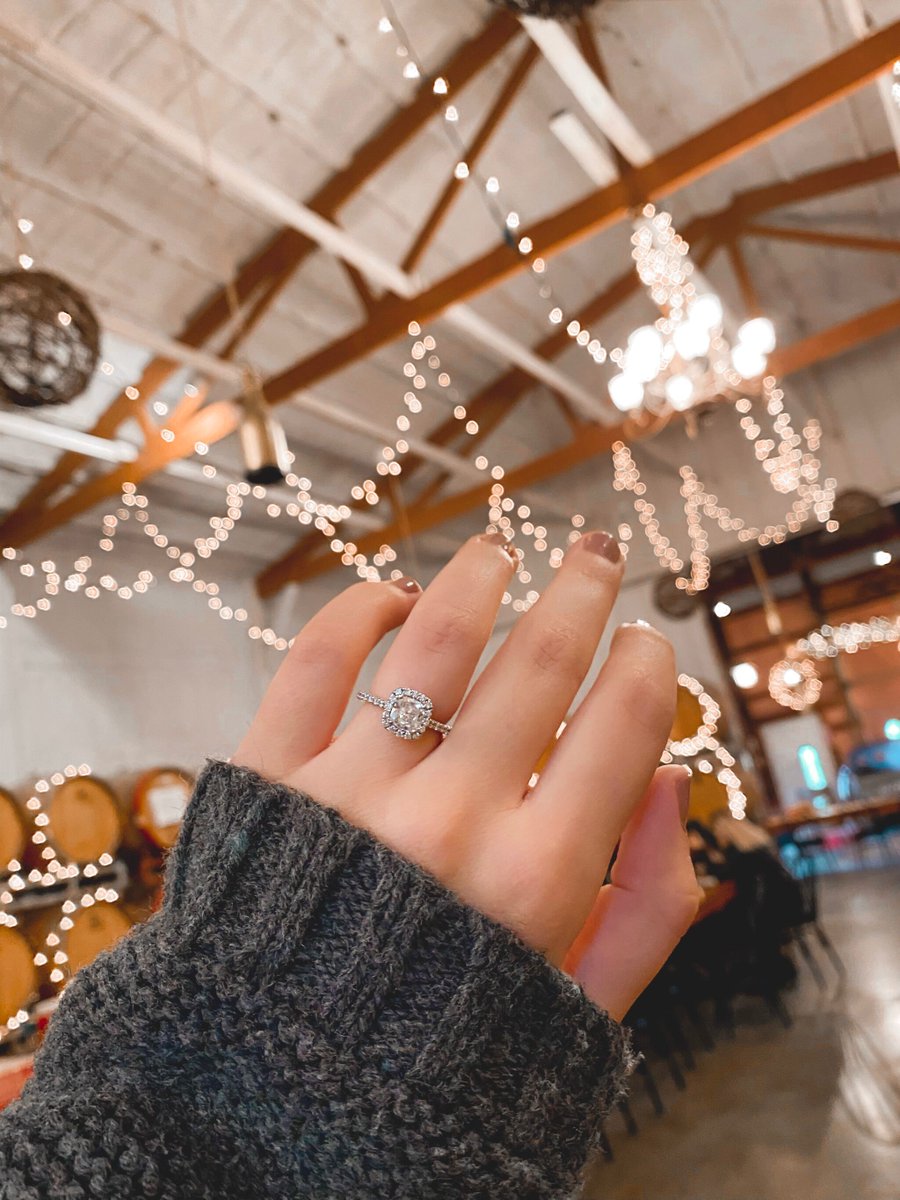 Ritani's tweet photo. Well, Halo Thereβ¨π
π: 1CUZ3702
#RitaniRings #engagementring #diamonds #diamondring #dreamring #engagement #ringinspo #ringsofinstagram #ringgoals #jewelersofinstagram #jewelry #halosetting https://t.co/T5AzL68rbc