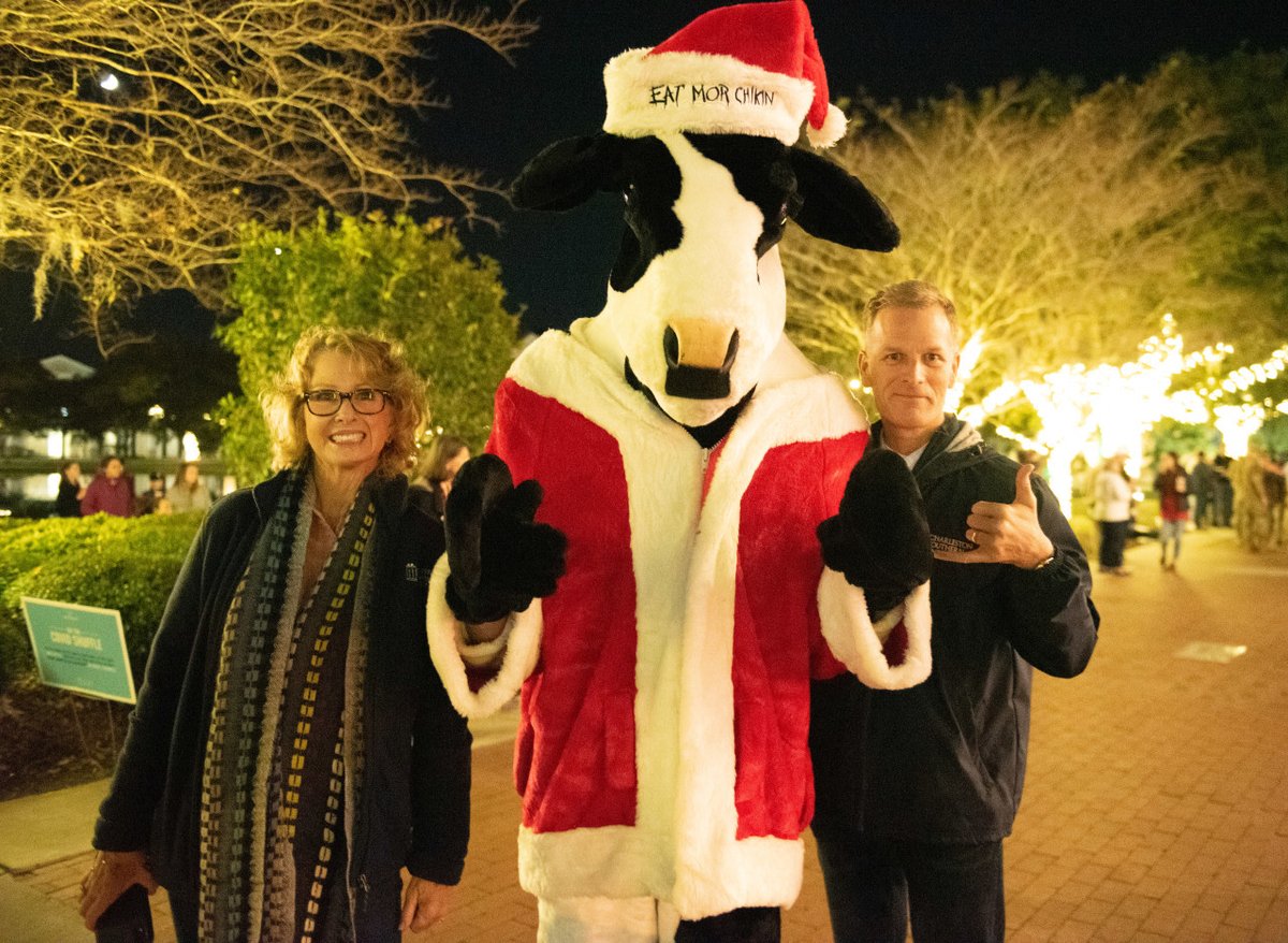 csuprez's tweet photo. It’s beginning to look a lot like Christmas at CSU. 🎄✝️🎅🐮 https://t.co/LDwtW8Kfhx