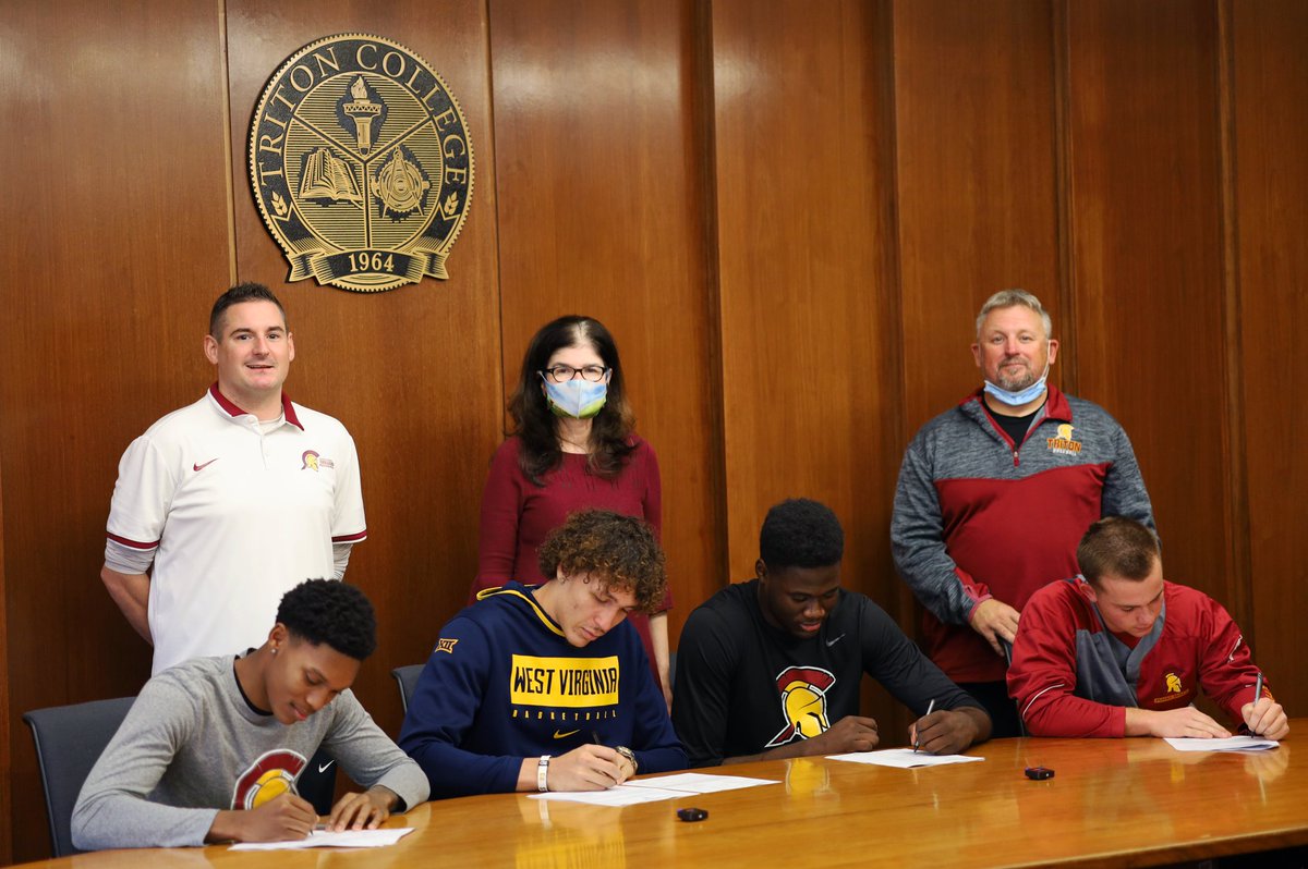 TritonTrojans1's tweet photo. Today was signing day @tritoncollege! From left to right: @MensTriton players Daylan Hamilton (IUPUI), Patrick Suemnick (West Virginia) and Deangelo Elisee (Purdue-Fort Wayne). Then from @RolTroj, Adam Pottinger (Indiana State)! Congratulations to all 4! #WeRTriton #TrojanPride https://t.co/LIGy2HOBAu