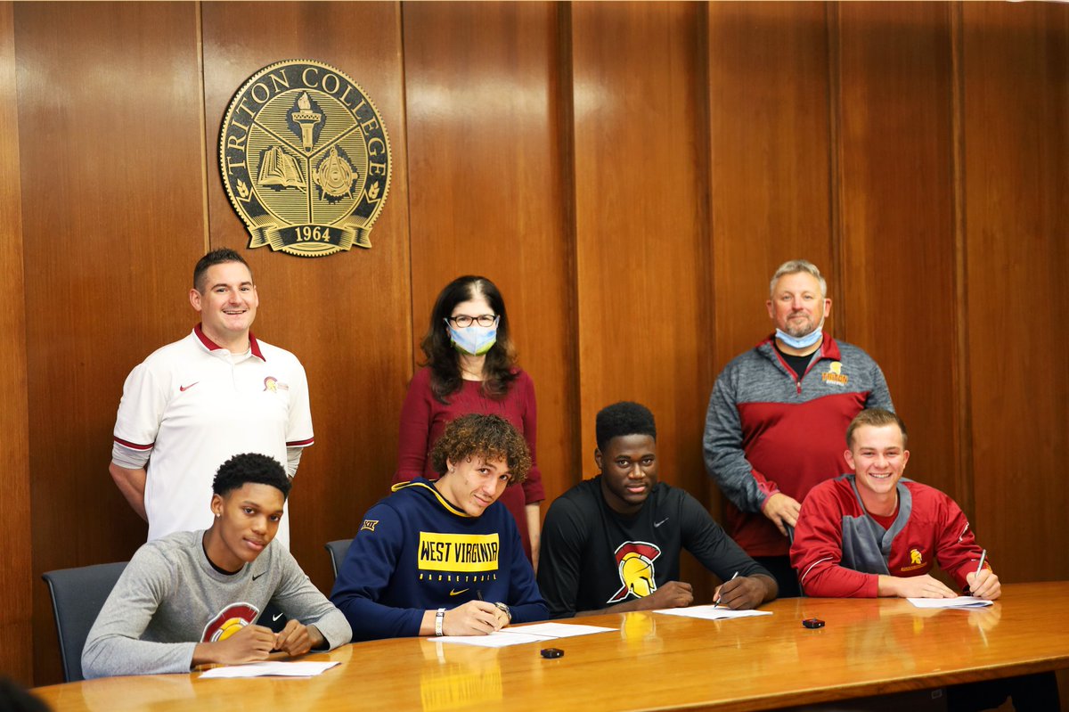 TritonTrojans1's tweet photo. Today was signing day @tritoncollege! From left to right: @MensTriton players Daylan Hamilton (IUPUI), Patrick Suemnick (West Virginia) and Deangelo Elisee (Purdue-Fort Wayne). Then from @RolTroj, Adam Pottinger (Indiana State)! Congratulations to all 4! #WeRTriton #TrojanPride https://t.co/LIGy2HOBAu