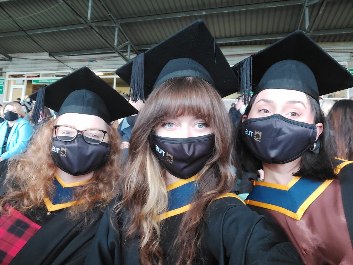 SunnieLeslie's tweet photo. Best moments of graduation yesterday ❤🎓💛 🌞 https://t.co/bY2ykocMmY