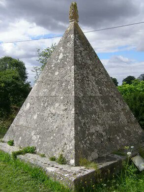 Bennu's tweet photo. Inspired by the colossal pyramids at Giza, this 15-foot structure is believed to be the first funerary pyramid in Great Britain. https://t.co/T9GUs5eu6V https://t.co/cy325KDqXF