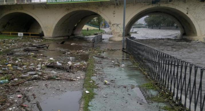 1023fmcba's tweet photo. #AlertaTemporal "Canal sur y norte se han desboraddo, lamentablemente porque hay gente que sigue tirando las bolsas de basura y restos de poda ahi" Gustavo Folli de @DC_MuniCba para @NadieSaleVivo_ https://t.co/1cM3u0hMcQ