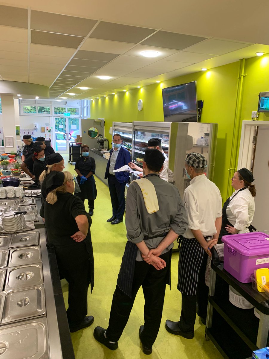 BromleyCatering's tweet photo. Todays pre lunch service briefing for all Allergens identified on today’s menu #dailyroutine #14 #thinkofme #FS13 #askaboutallergens @bromleyhs @HolroydHowe @melrahaman  @Christo22074853 https://t.co/PTsUsJTMco