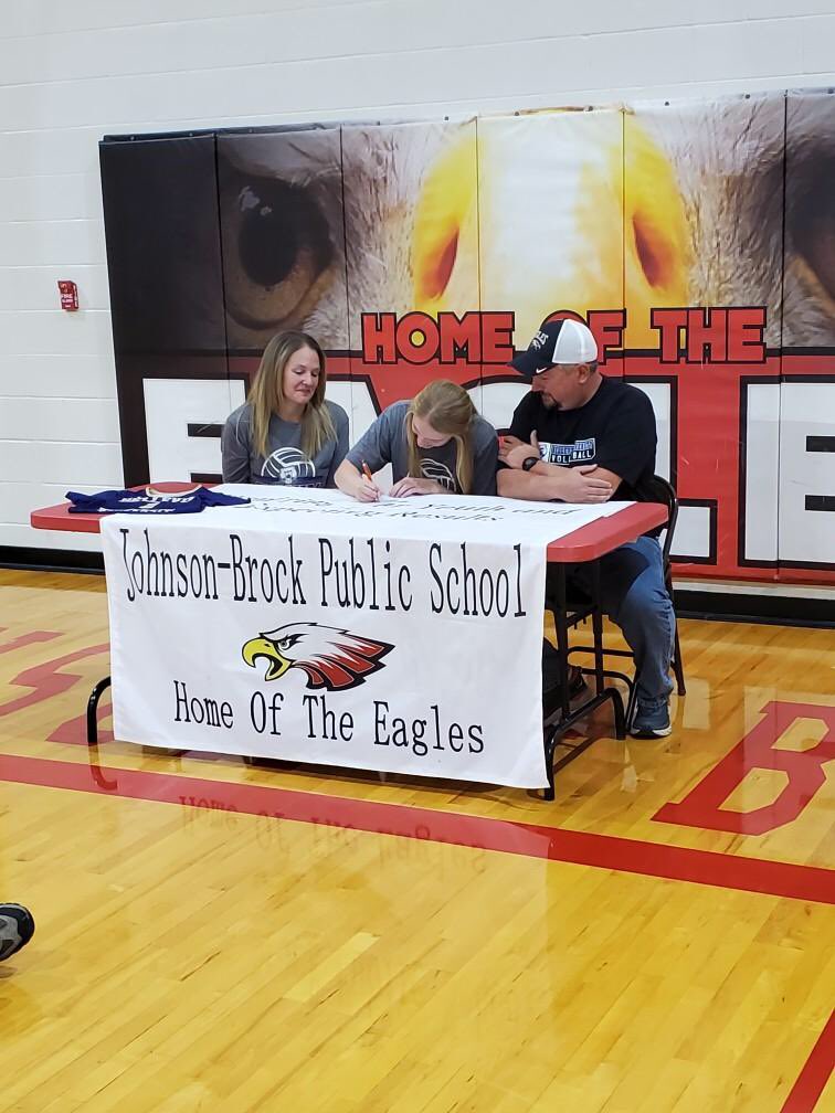 SandfortTonya's tweet photo. Signed! So proud of you Audrey! Thank you to everyone who made it today to support our girl! And a big thanks to Trish Siedlik, Micah Rhodes, and Steve Fields for giving her this amazing opportunity! https://t.co/GcN58IRTpG