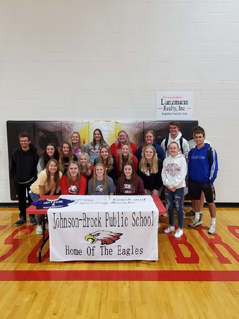 SandfortTonya's tweet photo. Signed! So proud of you Audrey! Thank you to everyone who made it today to support our girl! And a big thanks to Trish Siedlik, Micah Rhodes, and Steve Fields for giving her this amazing opportunity! https://t.co/GcN58IRTpG