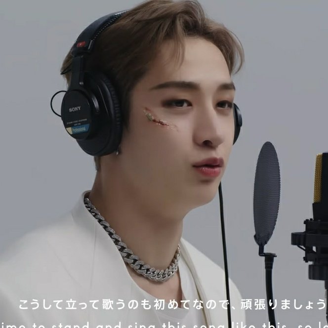 rinahwg's tweet photo. Bangchan todavía tiene la herida mientras los demás chicos tienen flores en ves de cicatrices. Bangchan es un líder que ama tanto a sus miembros que prefirió que ellos florezcan primero mientras él sigue en proceso, pero como son una familia + https://t.co/mYZKs3LVFL