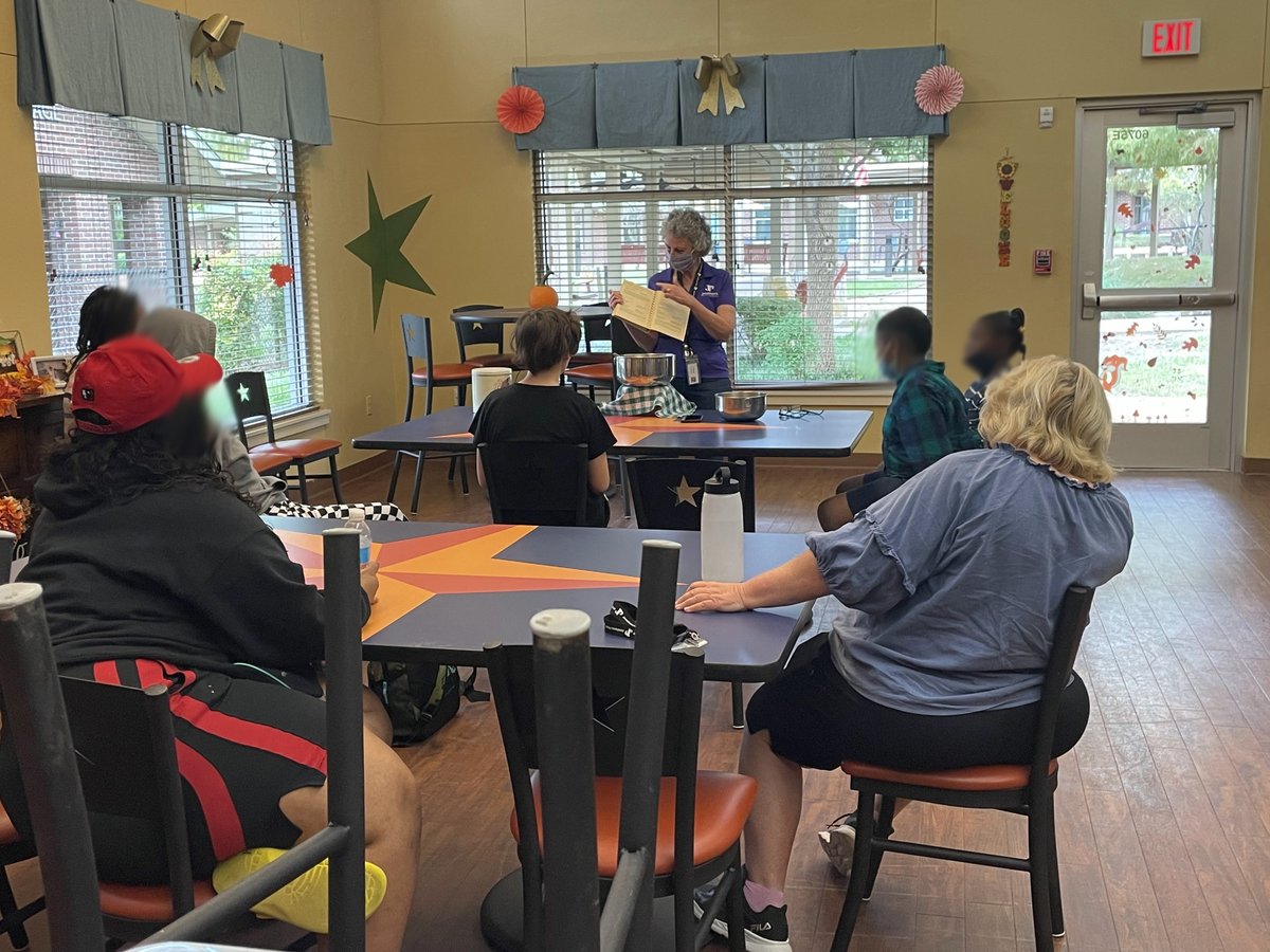 JonathansPlace's tweet photo. Who doesn't love a sweet treat? Or even better, learning how to make them yourself?? Our kiddos on campus got to learn how to bake a cake with our CFO, Terri, during our Recipes for Success event. 
#RecipesForSuccess #LearningToBake #SweetTreat #JonathansPlace #JPKids #FosterCare https://t.co/vWWEqWgR8M