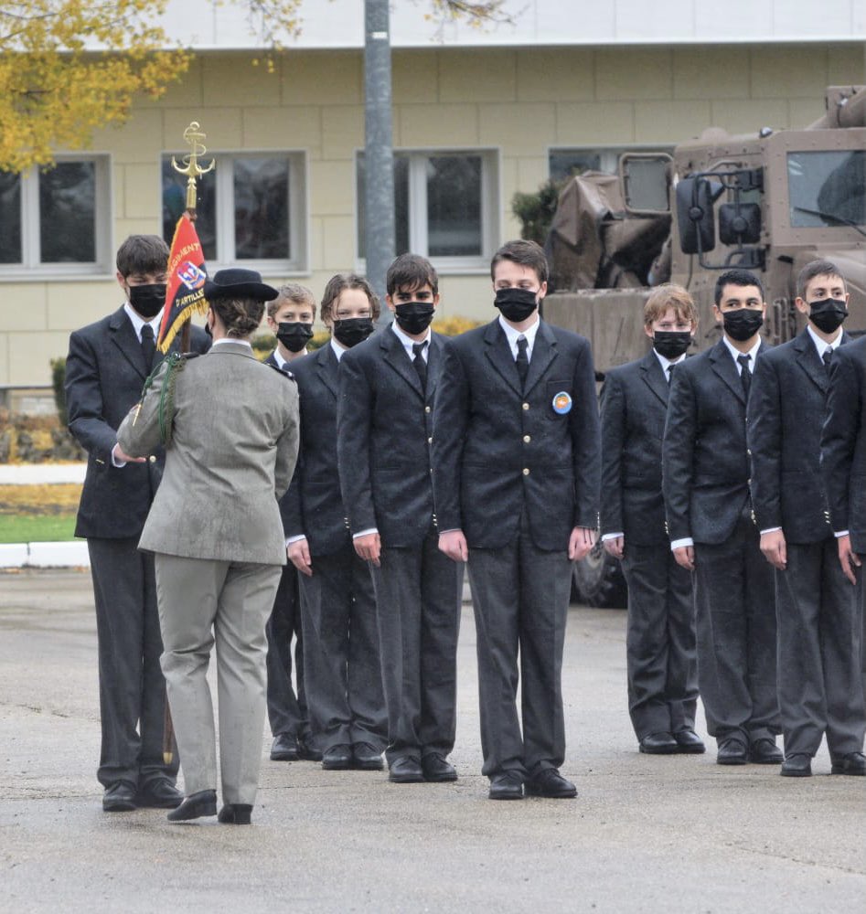 CDC3RAMa's tweet image. Fiers de nos jeunes Cadets, désormais bigors du #3RAMa! En cette veille de journée mémorielle du 11 novembre, en présence de leurs familles venues nombreuses, nos #CadetsDeLaDéfense ont reçu leur fanion et se sont vu,chacun,remettre leur calot de tradition des @troupesdemarine