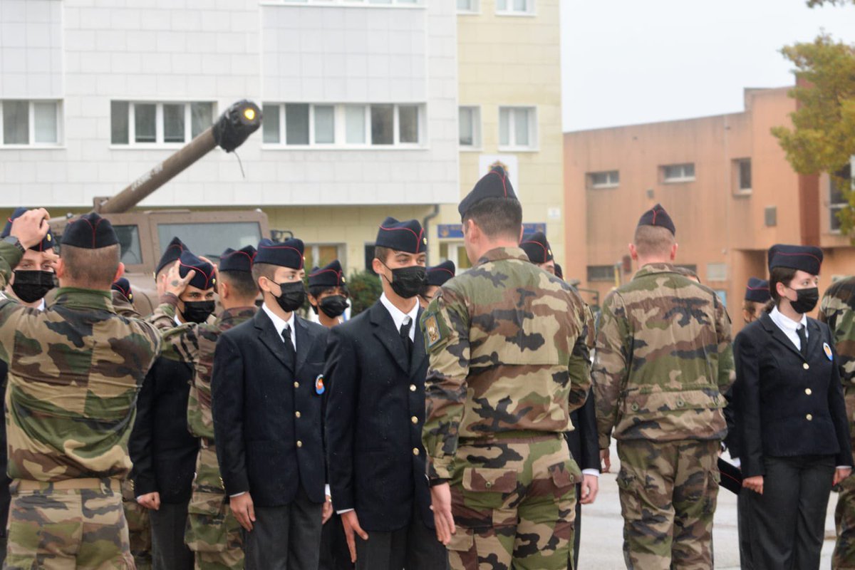 CDC3RAMa's tweet image. Fiers de nos jeunes Cadets, désormais bigors du #3RAMa! En cette veille de journée mémorielle du 11 novembre, en présence de leurs familles venues nombreuses, nos #CadetsDeLaDéfense ont reçu leur fanion et se sont vu,chacun,remettre leur calot de tradition des @troupesdemarine