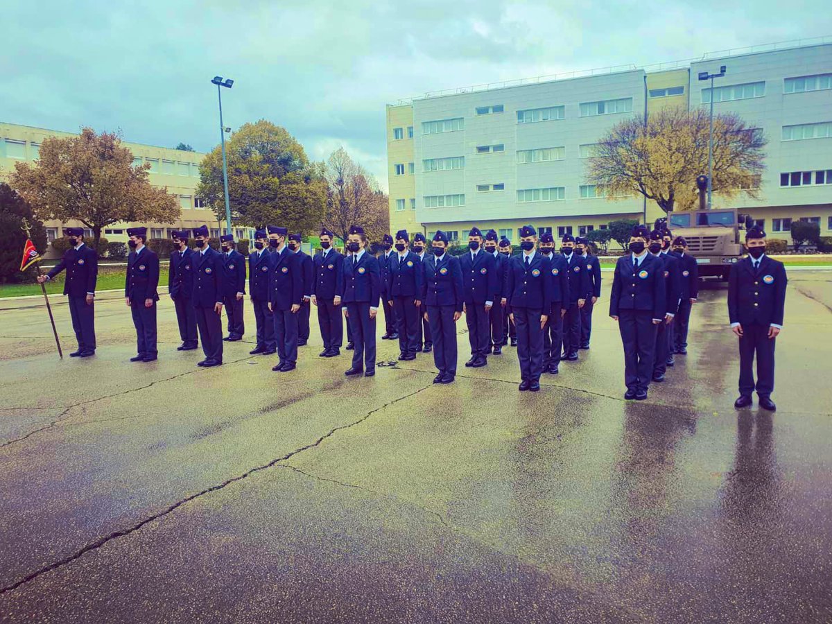 CDC3RAMa's tweet image. Fiers de nos jeunes Cadets, désormais bigors du #3RAMa! En cette veille de journée mémorielle du 11 novembre, en présence de leurs familles venues nombreuses, nos #CadetsDeLaDéfense ont reçu leur fanion et se sont vu,chacun,remettre leur calot de tradition des @troupesdemarine